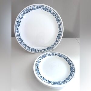 Corelle “Old Town Blue” 5 Piece Plate Lot, 1 Dinner 10”, 4 Bread 6.5” Vintage